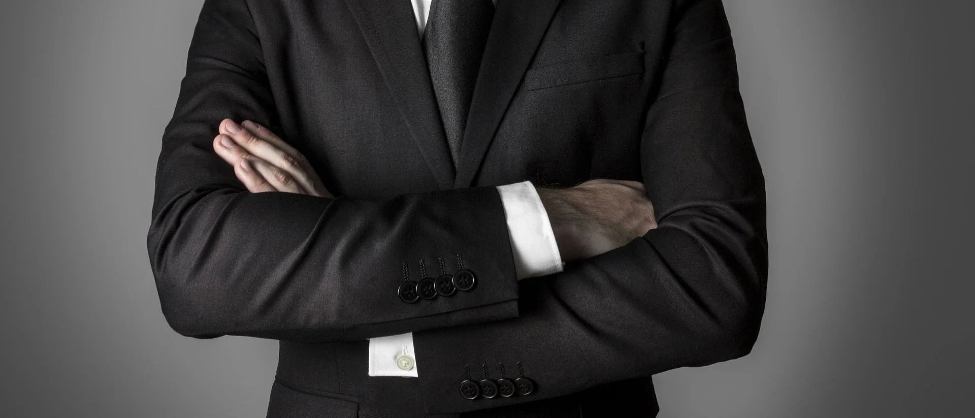 Mann der seine Arme verschränkt